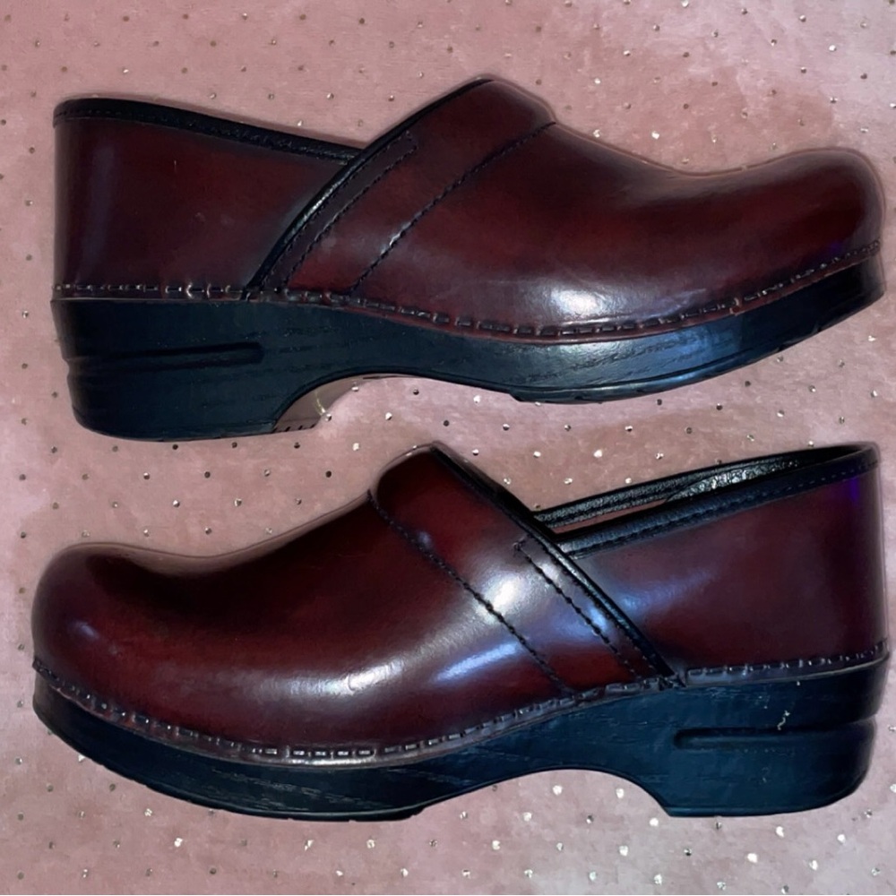 Dansko Professional Clogs Cordovan Cabrio Size 40 ( US 9.5 / 10 )
